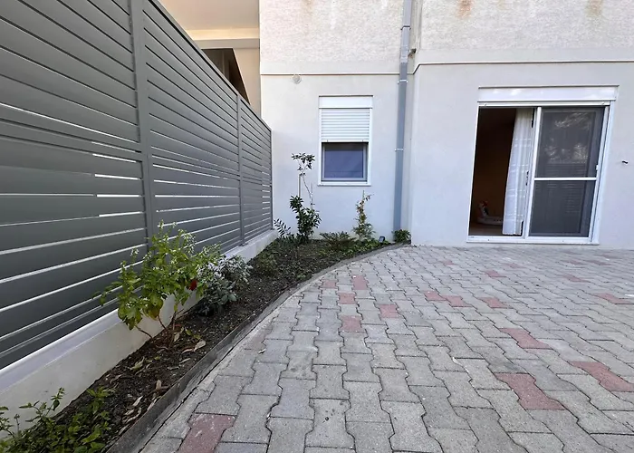 Apartament Iria 1 & 2 *