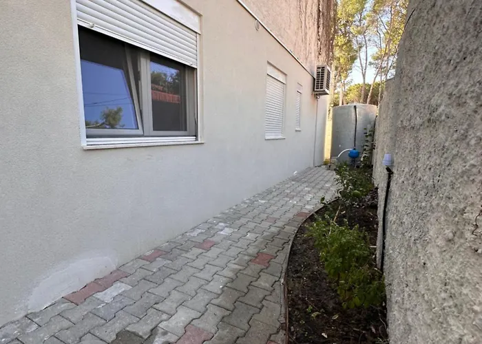 Iria 1 & 2 דירה *